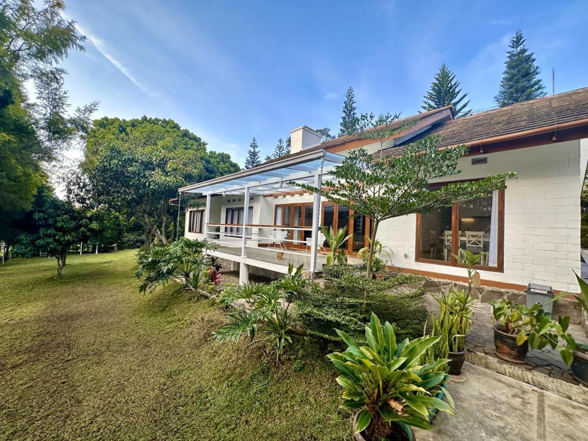 Villa Putih Le Cordon Bandung Exterior photo