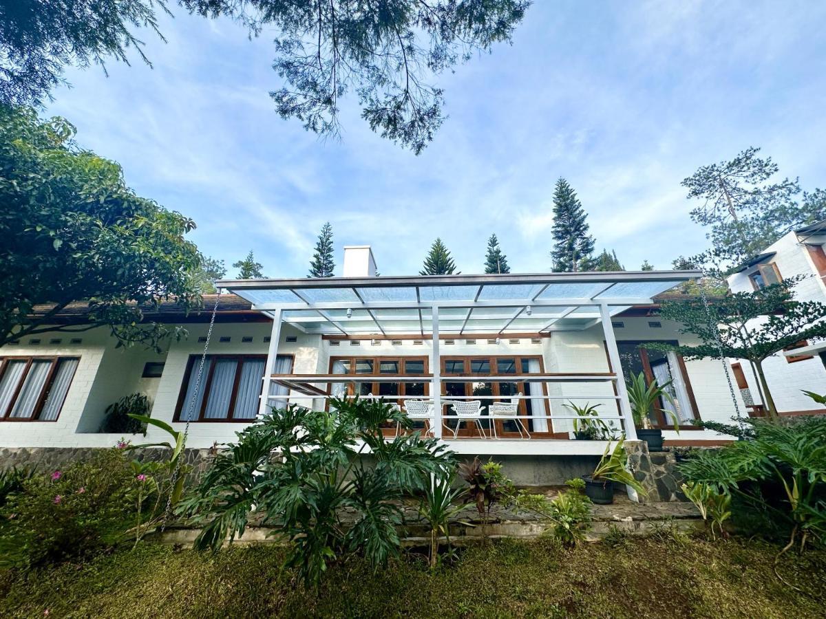 Villa Putih Le Cordon Bandung Exterior photo